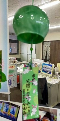 すみれそうのおがた施設内に飾られた市長が書いた短冊の写真