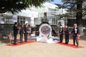 記念碑の除幕式