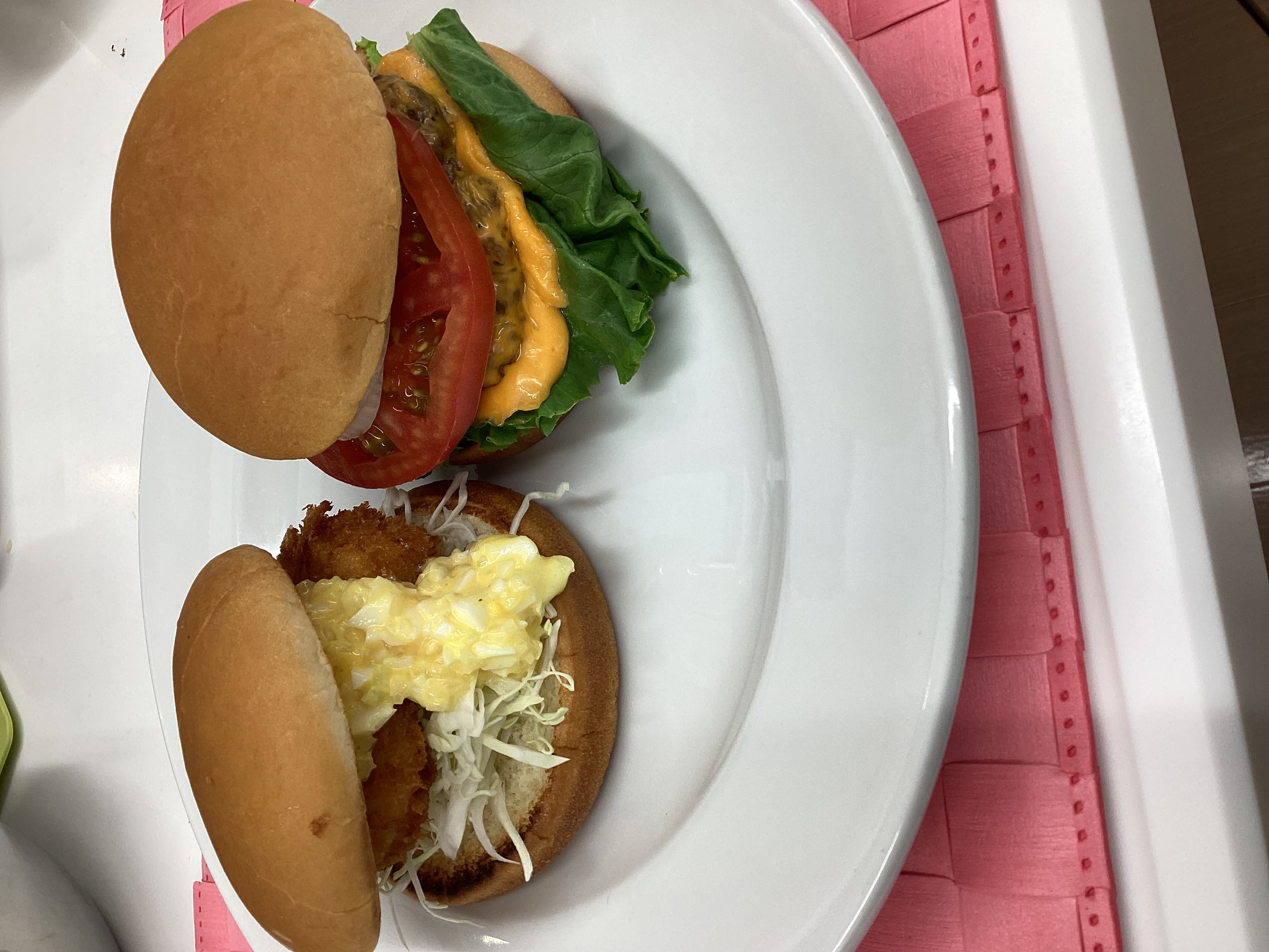 ハンバーガーとフィッシュバーガーの写真