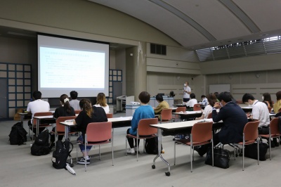 市のDXの取り組みについて講義を受ける学生たち