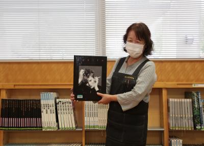 市立図書館の職員が鋤田さんの写真集を紹介している写真