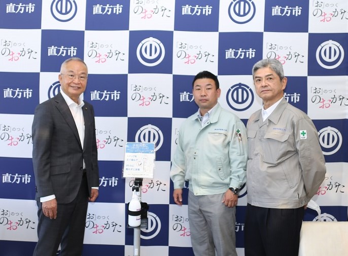 市長と（株）田中信鉄工所の社長と社員の集合写真