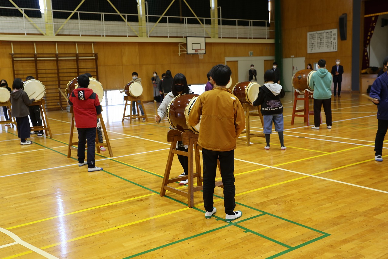 児童が庚申太鼓を演奏している様子