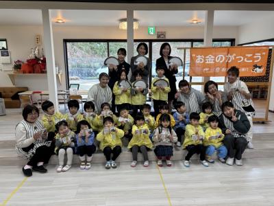 園児と講師たちの集合写真