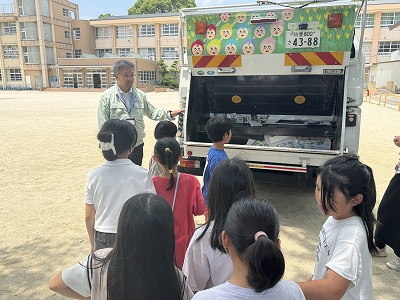 収集車を見学するこどもたち