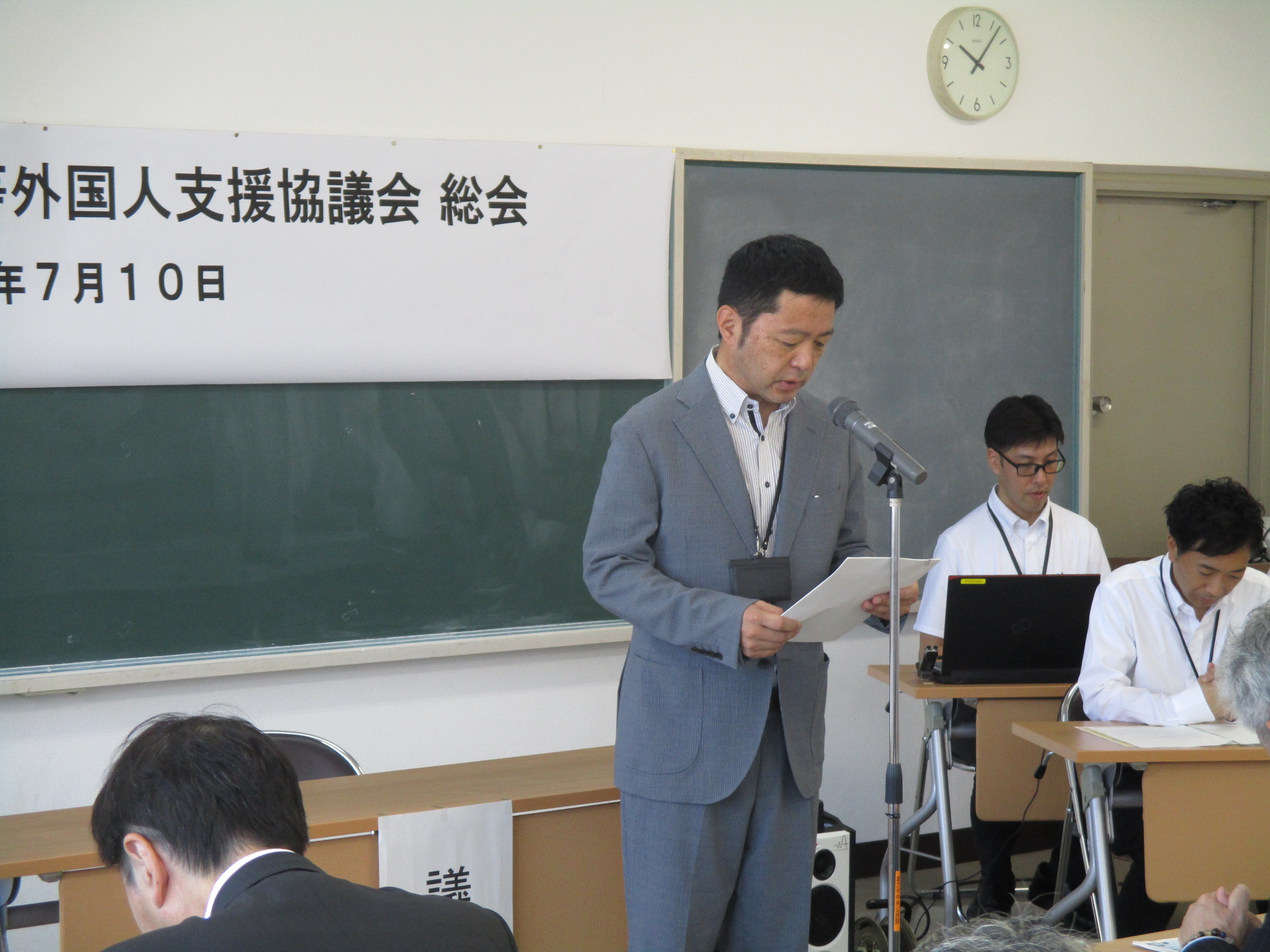 市長挨拶を産業建設部長が代読する様子