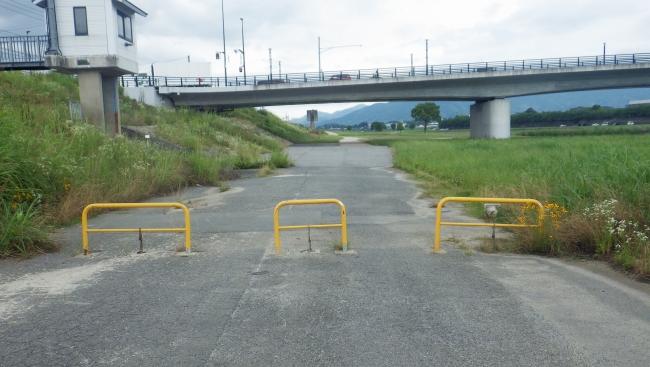 キャンプ場経路途中の車止め写真
