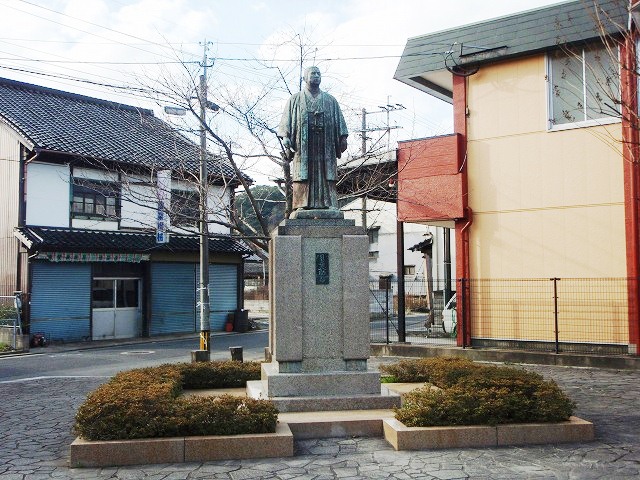 貝島太助氏石像