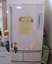 写真：救急安心カードを冷蔵庫に貼っています。