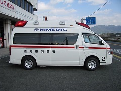 写真：救急車が搬送しています。