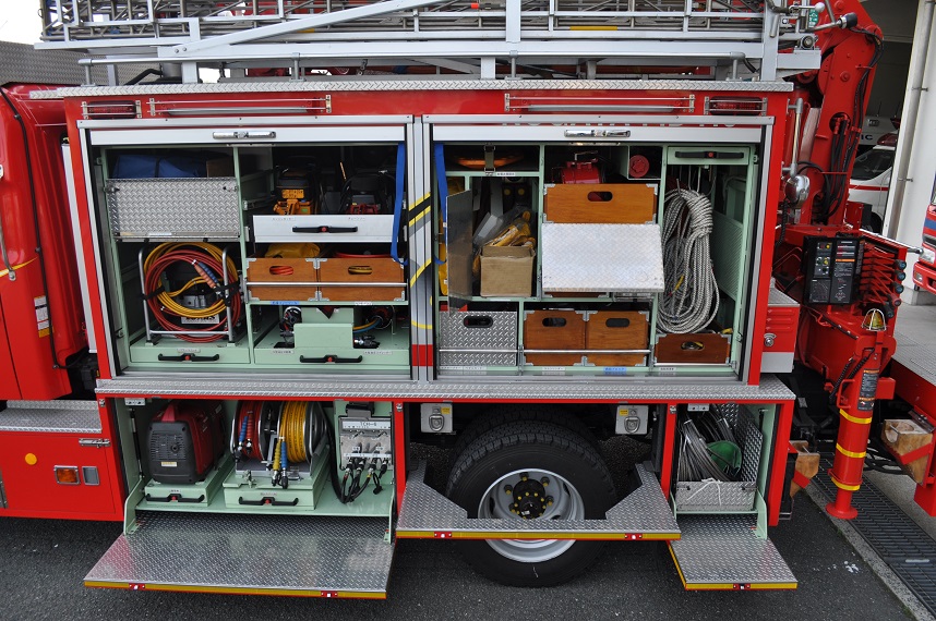 写真：救助工作車資機材積載状況、左側
