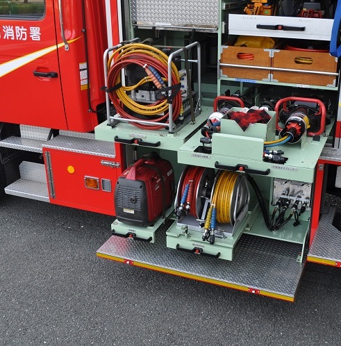 写真：車両左側、発電機・油圧式救助器具を取り出す際に引き出した状況