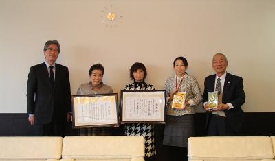 表彰を受け、壬生市長へ報告