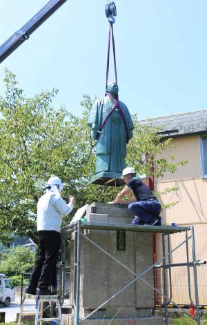 貝島太助像の修復の様子