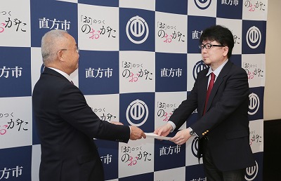 委嘱状を受け取る森戸さん（写真右）
