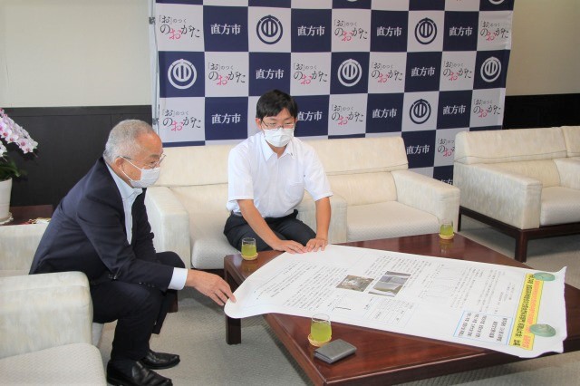 市長に研究の内容を説明する吉柳さん