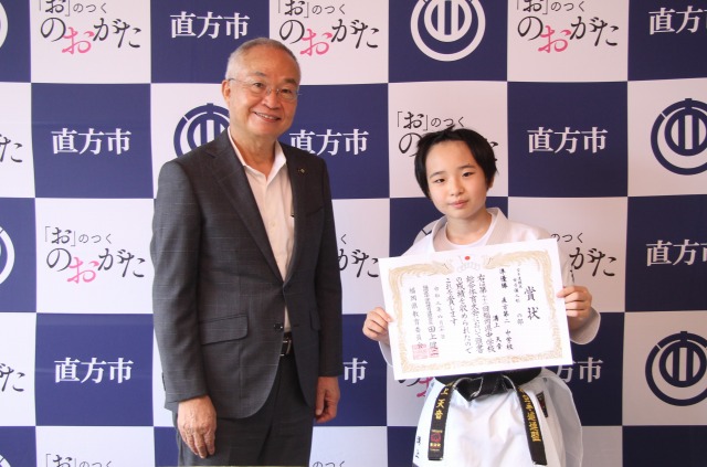 県大会の賞状を手に微笑む溝上天音さんと、市長