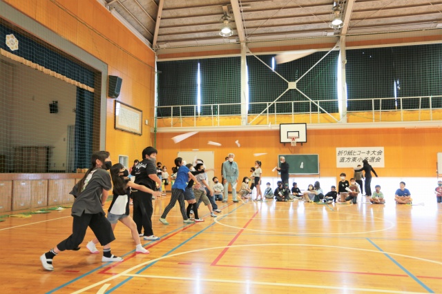 飛行距離を競う児童ら