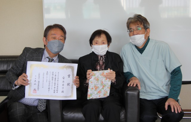 直方歯科医師会会長と、安永さん、主治医の藤田さん