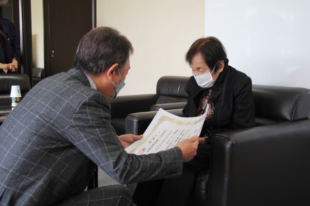 直方歯科医師会会長の中園さんより、賞状が贈られた