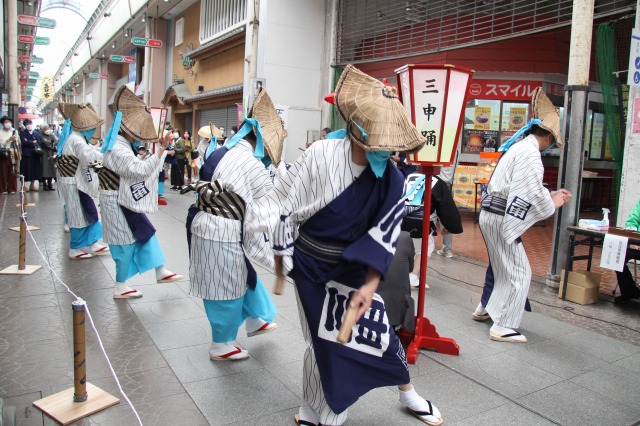 植木三申踊りの様子