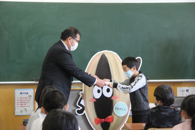 証明書を受け取る児童の写真
