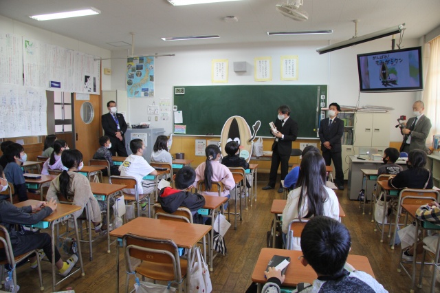 市職員の話を聞く児童たちの写真