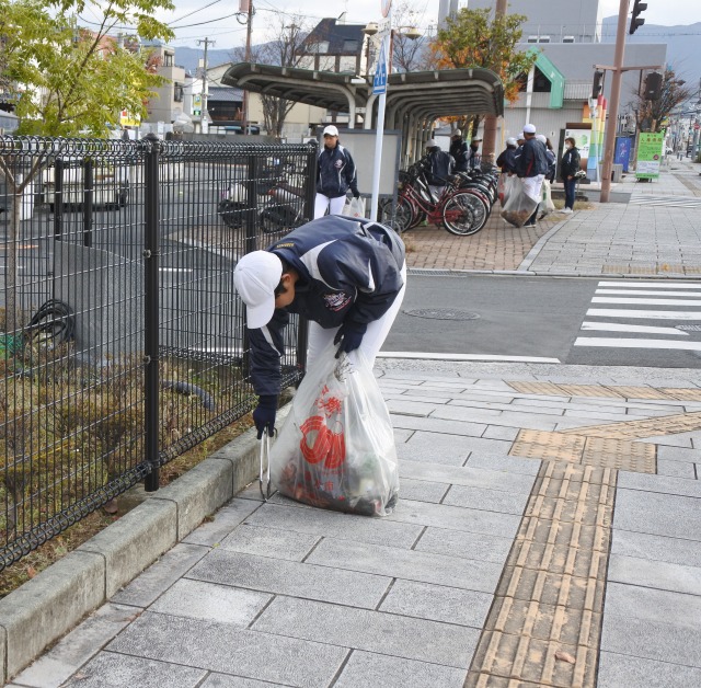 清掃活動をする直方ボーイズの生徒たち