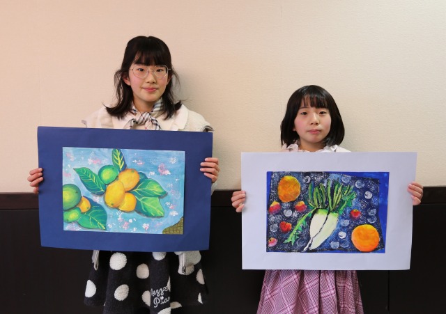 作品を手にした結香さん（左）と絢香さん（右）