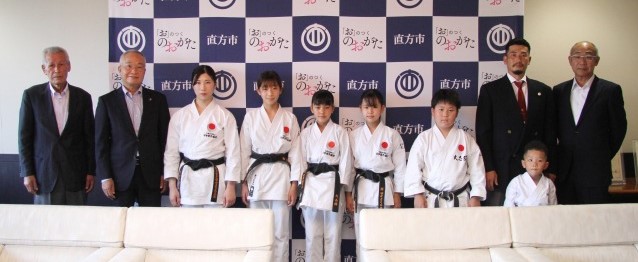 選手と館長らの写真