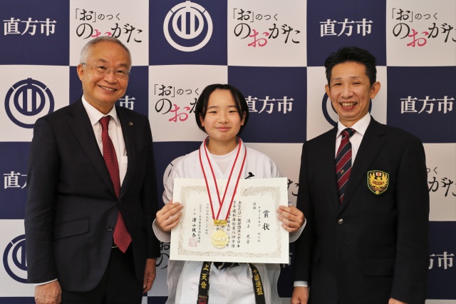 左から、市長、溝上天音さん、父 大三さん