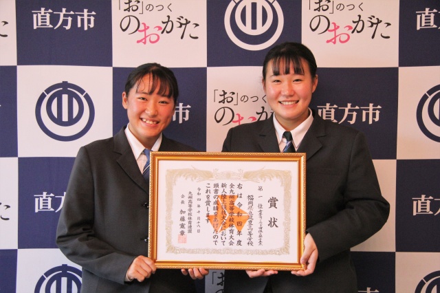 笑顔で賞状を手にする日影さん(左)と工藤さん(右)