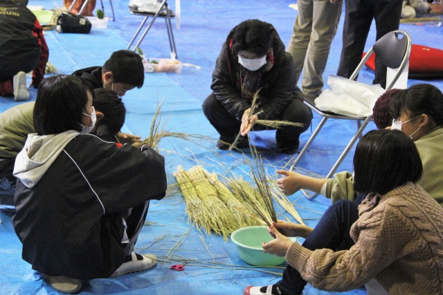 児童がしめ縄作りをしている