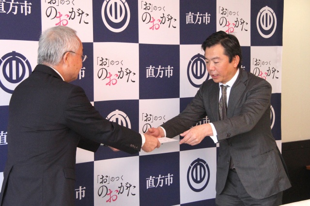交付証を受け取る石橋社長（右）