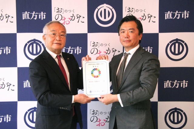 交付証を手にする石橋社長と市長