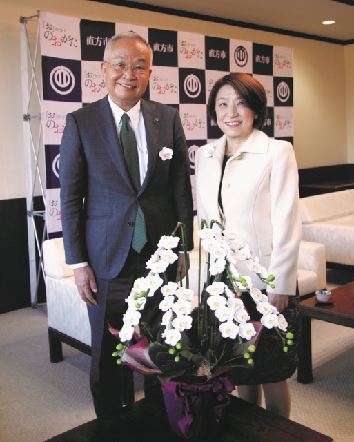 寄贈された蘭と、野﨑さん（右）