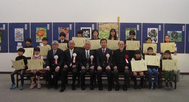 のおがた子どもアート大賞展授賞式の集合写真