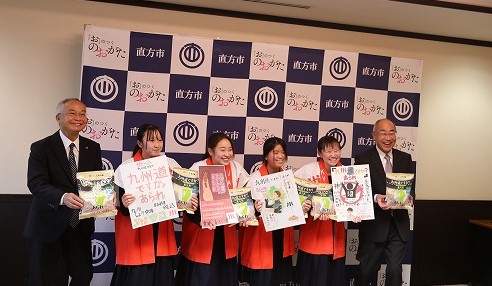 市長、教育長と各中学校生徒代表の写真