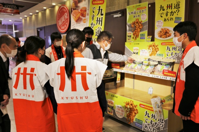 販売する生徒たち