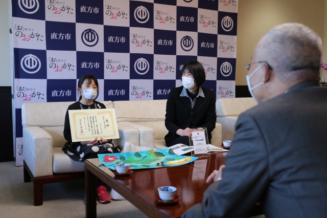 市長へ報告をする舌間さん（左）