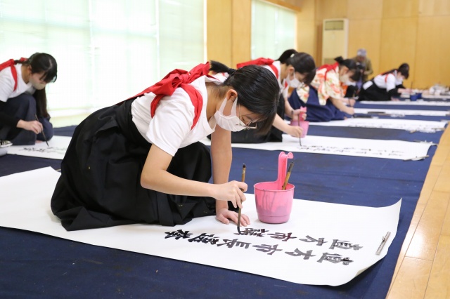 真剣に書に取り組む生徒 真剣に書に取り組む生徒