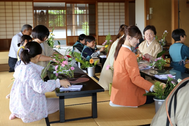 歳時館で生け花体験