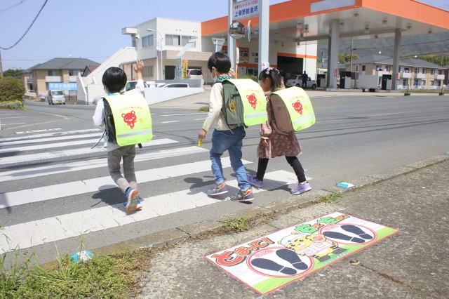 横断歩道を渡る手前に設置されました