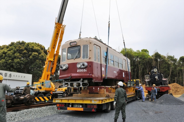 トレーラーから移される200形