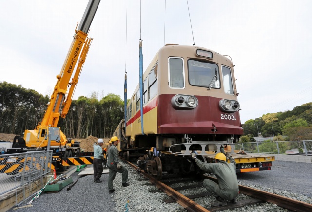 レールに降ろされる車両