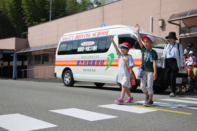 大きく手を上げて、存在をアピール