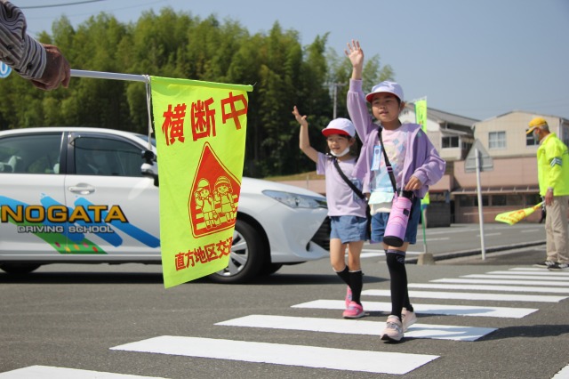 横断中もしっかりと周りを見て渡ります