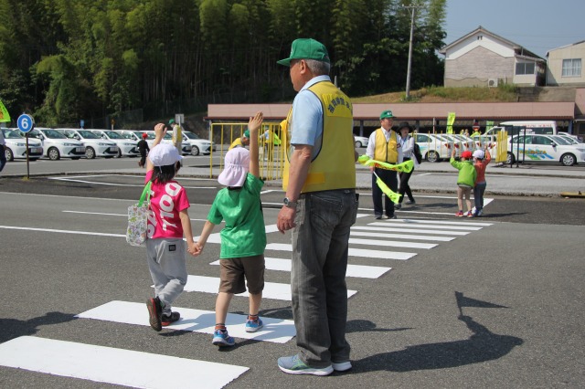 手を繋いで横断歩道を渡る子どもたち