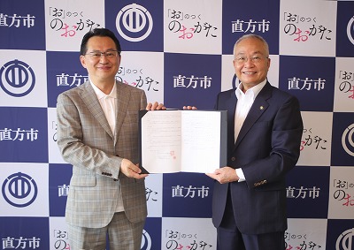 カインズの開発本部長と市長が協定を交わした写真