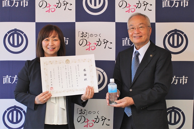 感謝状を手にする森田社長（左）と大塚市長